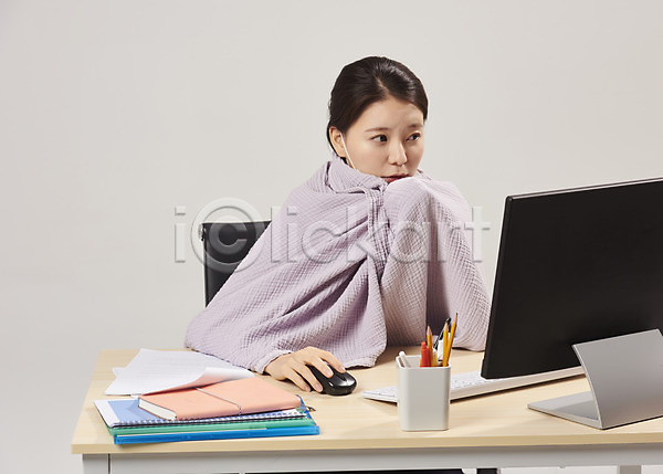 피곤 20대 성인 성인여자한명만 여자 한국인 한명 JPG 앞모습 포토 감기(질병) 냉방병 몸살 비즈니스우먼 사무실 사무원 상반신 스튜디오촬영 실내 실내온도 앉기 에어컨 컴퓨터 회색배경