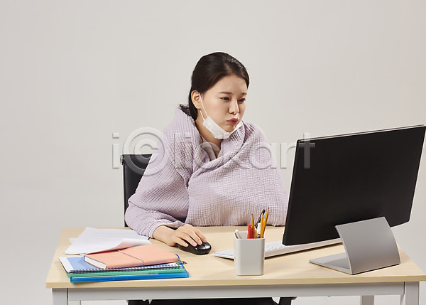 피곤 20대 성인 성인여자한명만 여자 한국인 한명 JPG 앞모습 포토 감기(질병) 냉방병 마스크 몸살 비즈니스우먼 사무실 사무원 상반신 스튜디오촬영 실내 실내온도 앉기 에어컨 컴퓨터 턱스크 회색배경