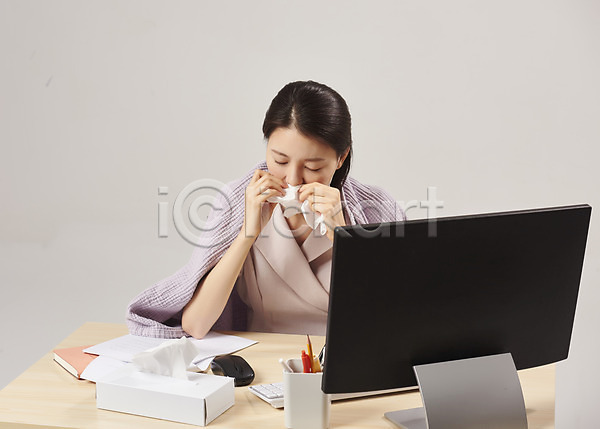 피곤 20대 성인 성인여자한명만 여자 한국인 한명 JPG 앞모습 포토 감기(질병) 냉방병 몸살 비즈니스우먼 사무실 사무원 상반신 스튜디오촬영 실내 실내온도 앉기 에어컨 컴퓨터 콧물 회색배경