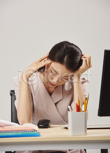 피곤 20대 성인 성인여자한명만 여자 한국인 한명 JPG 앞모습 포토 감기(질병) 냉방병 두통 몸살 비즈니스우먼 사무실 사무원 상반신 스튜디오촬영 실내 실내온도 앉기 에어컨 컴퓨터 회색배경