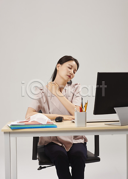 피곤 20대 성인 성인여자한명만 여자 한국인 한명 JPG 앞모습 포토 비즈니스우먼 사무실 사무원 상반신 스튜디오촬영 실내 앉기 어깨통증 에어컨 컴퓨터 회색배경