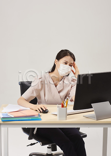 피곤 20대 성인 성인여자한명만 여자 한국인 한명 JPG 앞모습 포토 감기(질병) 냉방병 두통 마스크 몸살 비즈니스우먼 사무실 사무원 상반신 스튜디오촬영 실내 실내온도 앉기 에어컨 컴퓨터 회색배경