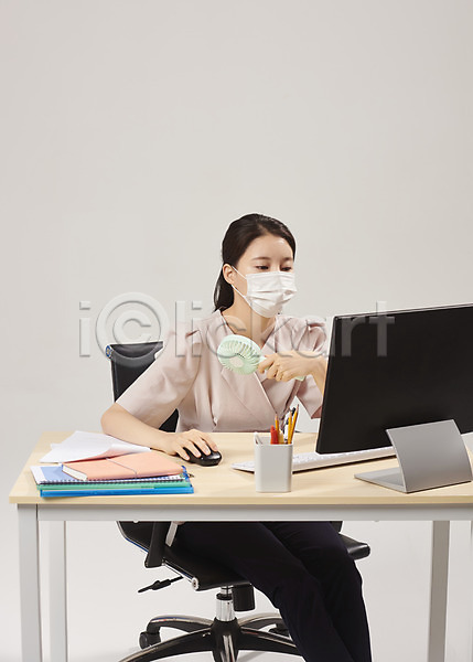 피곤 20대 성인 성인여자한명만 여자 한국인 한명 JPG 앞모습 포토 감기(질병) 냉방병 마스크 몸살 비즈니스우먼 사무실 사무원 상반신 스튜디오촬영 실내 실내온도 앉기 에어컨 컴퓨터 회색배경