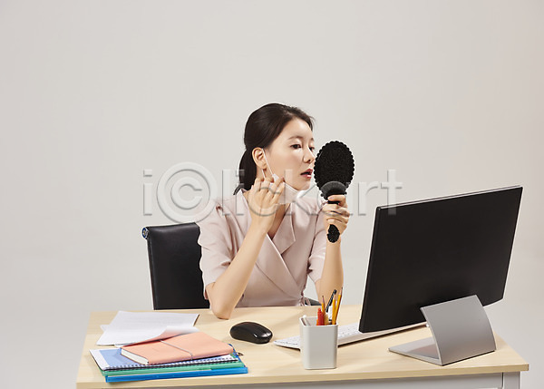 20대 성인 성인여자한명만 여자 한국인 한명 JPG 앞모습 포토 들기 마스크 비즈니스우먼 사무실 사무원 상반신 손거울 스튜디오촬영 실내 실내온도 앉기 여드름 컴퓨터 턱스크 회색배경