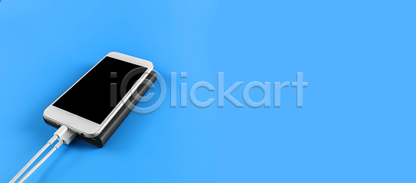 스마트 사람없음 JPG 포토 해외이미지 USB 고립 디지털 모바일 배너 백그라운드 베터리 비즈니스 세포 스마트폰 에너지 연결 오브젝트 요금 용량 장비 전자 정상 충전 충전기 카피스페이스 컨셉 터치스크린 통신 파란배경 해외202008 해외포토 핸드폰 휴대용 흰색 힘