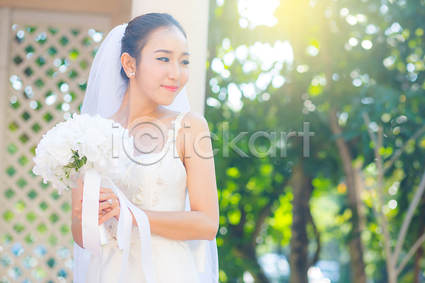 성인 성인여자한명만 여자 한명 JPG 앞모습 포토 해외이미지 결혼 공원 신부(웨딩) 야외 정원 주간 해외202008