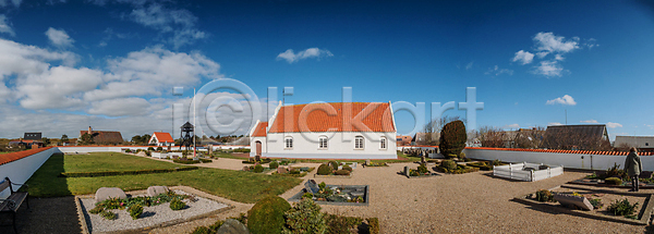 사람없음 JPG 포토 해외이미지 건물 건축양식 골동품 교회 기독교 덴마크 마을 맑음 목재 백그라운드 세기 수확 스칸디나비아 시골 신성 야외 여름 역사 유럽 작음 장식 전통 종교 지붕 파란색 풍경 하늘 해외202008 해외포토 햇빛 홍수 흰색