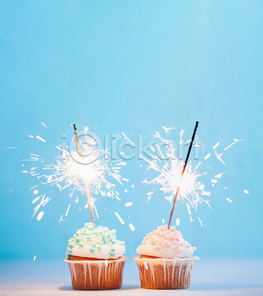 사람없음 JPG 포토 해외이미지 백그라운드 불꽃(불) 생일축하 장식 카피스페이스 컵케이크 파란색 폭죽 해외202008