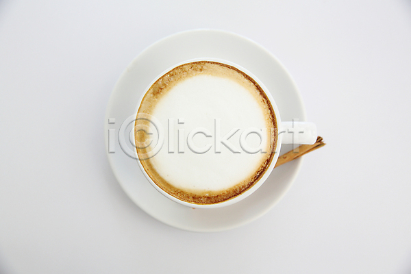 사람없음 JPG 포토 하이앵글 해외이미지 실내 카푸치노 커피잔 컵받침 해외202008 흰배경