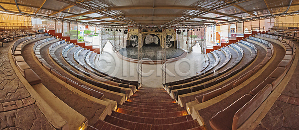사람없음 JPG 포토 해외이미지 객석 건물 건축양식 극장 내부 단계 무대 실내 원형 원형극장 줄서기 지붕 천장 쿠션 해외202008 해외포토