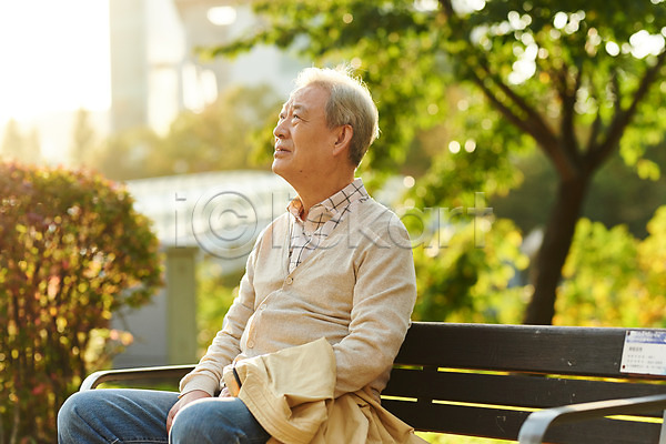 고독 고민 70대 남자 노년 노인남자한명만 한국인 한명 JPG 옆모습 포토 가을(계절) 건강 공원 독거노인 벤치 상반신 실버라이프 앉기 야외 우울증 은퇴 응시 주간 할아버지