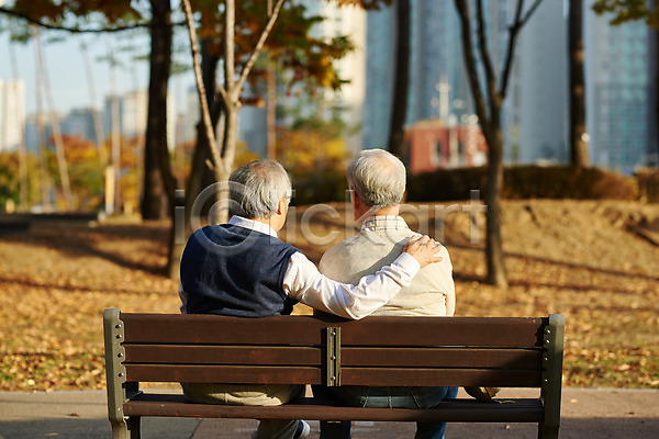 격려 산책 우정 위로 70대 노년 노인남자만 두명 한국인 JPG 뒷모습 포토 가을(계절) 공원 나무 단풍 대화 벤치 상반신 실버라이프 앉기 야외 은퇴 주간 취미 친구 할아버지