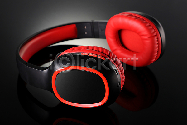 사람없음 JPG 포토 해외이미지 검은색 디지털 무선전화기 반사 블루투스 빨간색 오디오 오브젝트 음악 이어폰 장비 해외202008 헤드폰
