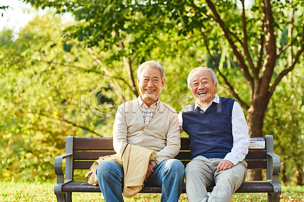 산책 우정 즐거움 70대 노년 노인남자만 두명 한국인 JPG 앞모습 포토 가을(계절) 공원 나무 대화 미소(표정) 벤치 상반신 실버라이프 앉기 야외 웃음 은퇴 주간 취미 친구 할아버지