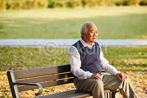 고독 고민 70대 남자 노년 노인남자한명만 한국인 한명 JPG 옆모습 포토 가을(계절) 건강 공원 낙엽 단풍 독거노인 벤치 상반신 실버라이프 앉기 야외 우울증 은퇴 주간 할아버지