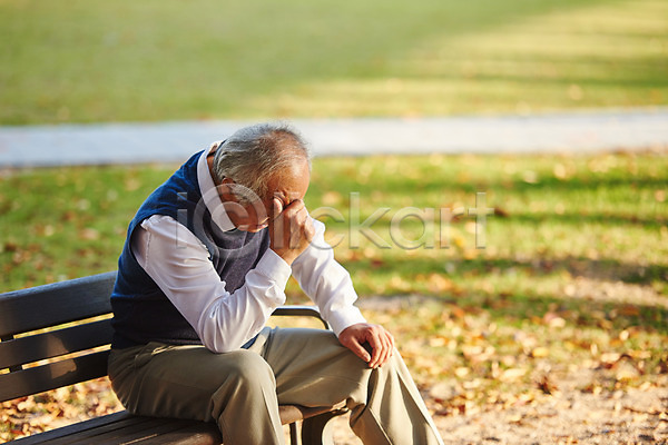 고독 고민 스트레스 70대 남자 노년 노인남자한명만 한국인 한명 JPG 옆모습 포토 가을(계절) 건강 공원 낙엽 단풍 독거노인 벤치 상반신 생각 실버라이프 앉기 야외 우울증 은퇴 주간 할아버지