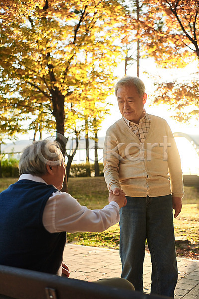 격려 산책 우정 위로 70대 노년 노인남자만 두명 한국인 JPG 앞모습 포토 가을(계절) 공원 나무 단풍 상반신 서기 실버라이프 앉기 야외 은퇴 주간 취미 친구 할아버지