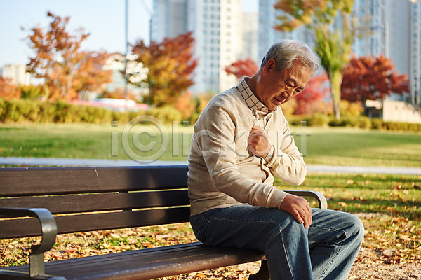 고독 고민 고통 70대 남자 노년 노인남자한명만 한국인 한명 JPG 옆모습 포토 가슴통증 가을(계절) 건강 공원 낙엽 단풍 독거노인 벤치 상반신 실버라이프 앉기 야외 우울증 은퇴 주간 할아버지