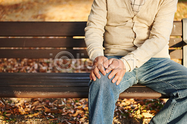 고독 고민 고통 70대 남자 노년 노인남자한명만 한국인 한명 JPG 앞모습 포토 가을(계절) 건강 공원 관절 낙엽 단풍 독거노인 무릎 무릎통증 벤치 상반신 실버라이프 앉기 야외 우울증 은퇴 주간 할아버지