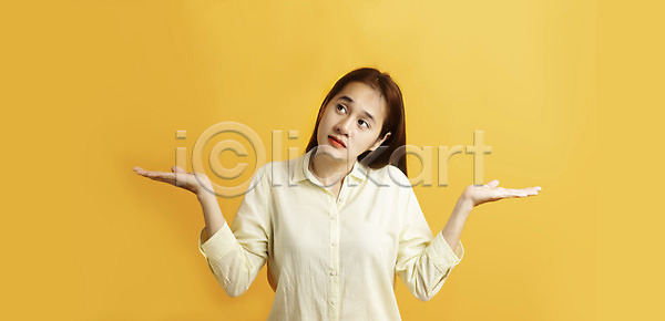 행복 동양인 사람 성인 여자 한명 JPG 포토 해외이미지 1 고립 긴머리 노란색 모델 미소(표정) 발표 배너 백그라운드 보여주기 비즈니스 상품 선물 세일 손 손바닥 손짓 쇼 아시아 오픈 우주 잡기 중국 카피스페이스 컨셉 해외202008 해외포토 흰색