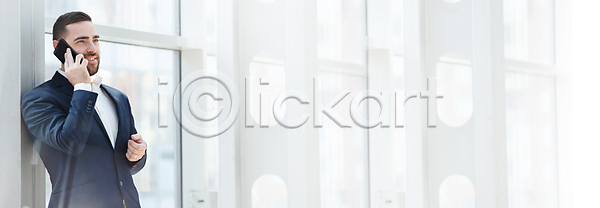 우아함 남자 사람 성인 한명 JPG 포토 해외이미지 경영 경영자 금융 노동자 대화 백그라운드 비즈니스 비즈니스맨 사무실 사업가 세포 스마트폰 업무 유리 전화기 정장 직업 카피스페이스 텍스트 통신 해외202008 해외포토 흰색