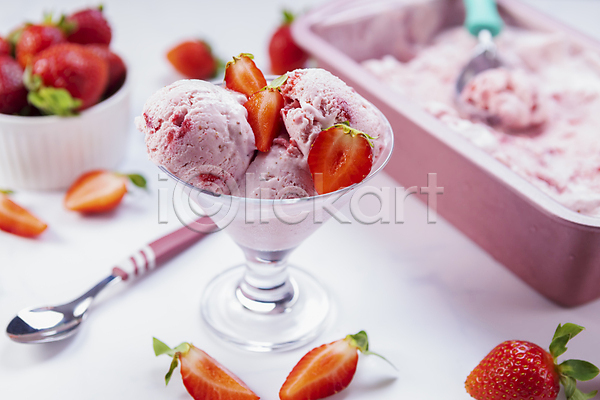 사람없음 JPG 포토 해외이미지 디저트 딸기 딸기아이스크림 분홍색 숟가락 아이스크림 유리 음식 접시 해외202008