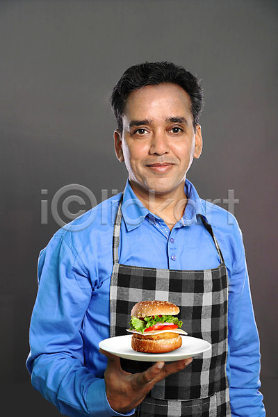 신선 행복 40대 남자 동양인 사람 성인 인도인 한명 JPG 포토 해외이미지 노동자 맛 미소(표정) 식사 요리 요리사 접시 주방 직업 직원 카페 패스트푸드 표현 해외202008 햄버거 호텔