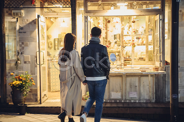 다정 20대 남자 두명 성인 성인만 여자 한국인 JPG 뒷모습 포토 가을(계절) 거리 데이트 삼청동 서기 손잡기 야간 야외 전신 커플