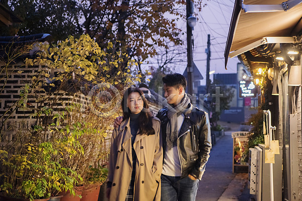 다정 20대 남자 두명 성인 성인만 여자 한국인 JPG 앞모습 포토 가을(계절) 거리 걷기 데이트 삼청동 상반신 야간 야외 어깨동무 커플