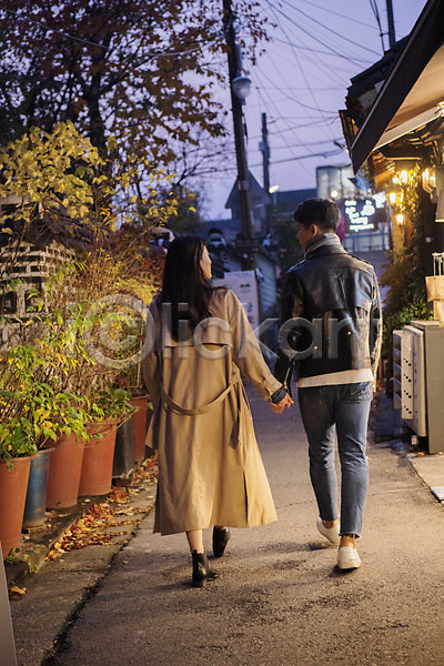 다정 20대 남자 두명 성인 성인만 여자 한국인 JPG 뒷모습 포토 가을(계절) 거리 걷기 데이트 삼청동 손잡기 야간 야외 전신 커플