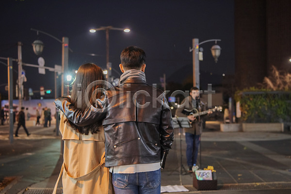 다정 20대 남자 두명 성인 성인만 여자 한국인 JPG 뒷모습 포토 가을(계절) 거리 구경 데이트 버스킹 상반신 야간 야외 어깨동무 인사동 커플