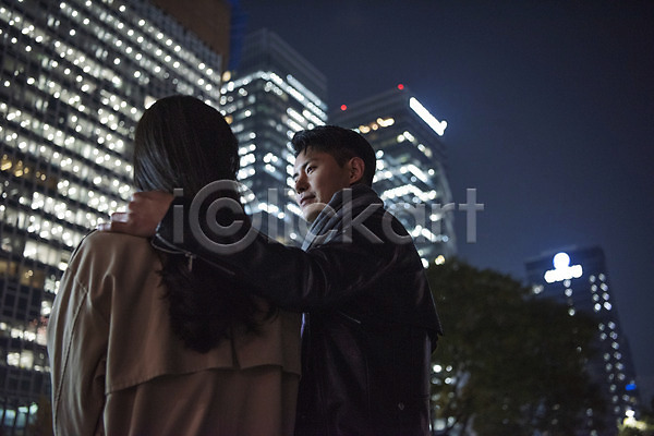 다정 20대 남자 두명 성인 성인만 여자 한국인 JPG 뒷모습 로우앵글 포토 가을(계절) 거리 데이트 상반신 서기 야간 야외 어깨에손 청계천 커플