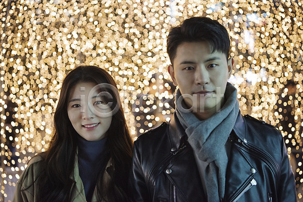 다정 20대 남자 두명 성인 성인만 여자 한국인 JPG 앞모습 포토 가을(계절) 거리 데이트 미소(표정) 빛 상반신 서기 야간 야외 조명 청계천 커플
