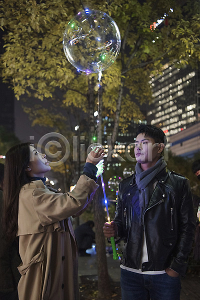 다정 20대 남자 두명 성인 성인만 여자 한국인 JPG 앞모습 옆모습 포토 가을(계절) 거리 데이트 들기 상반신 야간 야외 청계천 커플 풍선