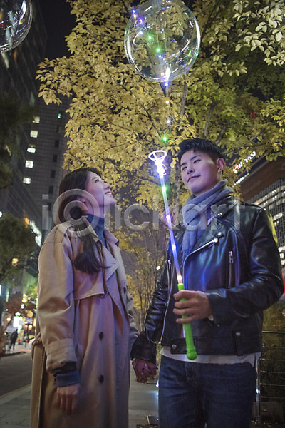다정 20대 남자 두명 성인 성인만 여자 한국인 JPG 로우앵글 옆모습 포토 가을(계절) 거리 데이트 들기 미소(표정) 상반신 손잡기 야간 야외 청계천 커플 풍선