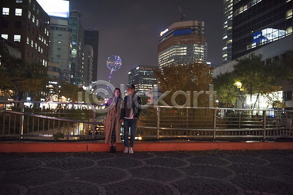 다정 20대 남자 두명 성인 성인만 여자 한국인 JPG 앞모습 포토 가을(계절) 거리 데이트 서기 야간 야외 전신 청계천 커플