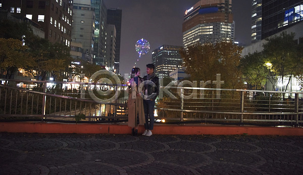 다정 20대 남자 두명 성인 성인만 여자 한국인 JPG 앞모습 포토 가을(계절) 거리 데이트 서기 야간 야외 전신 청계천 커플