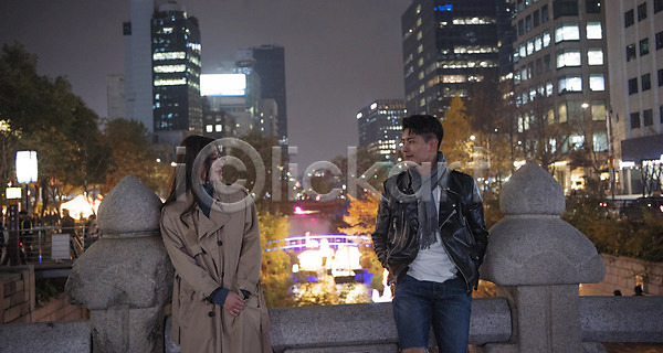 다정 20대 남자 두명 성인 성인만 여자 한국인 JPG 앞모습 포토 가을(계절) 거리 데이트 마주보기 상반신 서기 야간 야외 청계천 커플