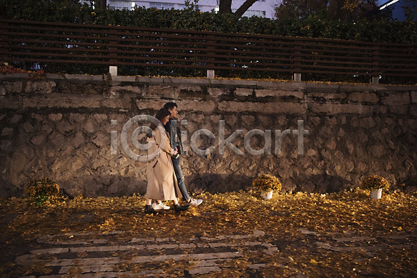 다정 20대 남자 두명 성인 성인만 여자 한국인 JPG 옆모습 포토 가을(계절) 거리 걷기 데이트 돌담길 빛 야간 야외 은행잎 전신 조명 커플
