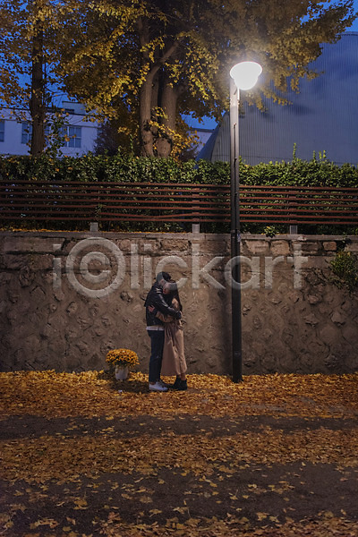 다정 20대 남자 두명 성인 성인만 여자 한국인 JPG 옆모습 포토 가로등 가을(계절) 거리 낙엽 데이트 돌담길 빛 서기 야간 야외 전신 조명 커플 포옹