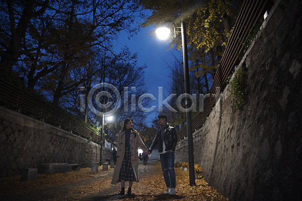다정 20대 남자 두명 성인 성인만 여자 한국인 JPG 앞모습 포토 가로등 가을(계절) 거리 걷기 데이트 돌담길 빛 손잡기 야간 야외 전신 조명 커플