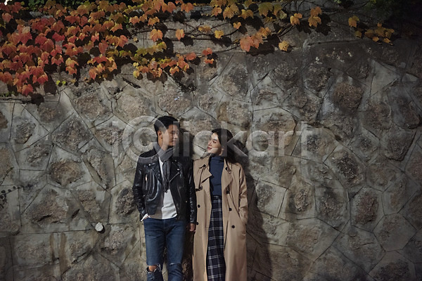 다정 20대 남자 두명 성인 성인만 여자 한국인 JPG 앞모습 포토 가을(계절) 거리 데이트 돌담길 마주보기 상반신 서기 손잡기 야간 야외 커플