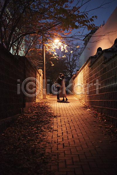 다정 20대 남자 두명 성인 성인만 여자 한국인 JPG 옆모습 포토 가로등 가을(계절) 거리 데이트 돌담길 빛 서기 야간 야외 전신 조명 커플 포옹