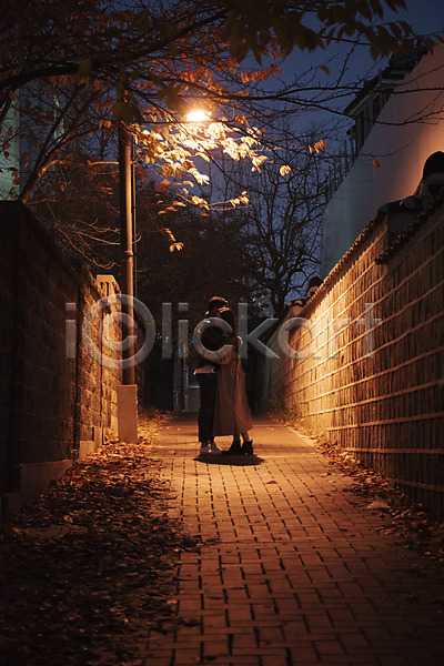 다정 20대 남자 두명 성인 성인만 여자 한국인 JPG 옆모습 포토 가로등 가을(계절) 거리 데이트 돌담길 빛 서기 야간 야외 전신 조명 커플 포옹