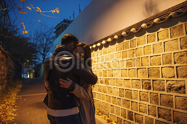 다정 20대 남자 두명 성인 성인만 여자 한국인 JPG 뒷모습 앞모습 포토 가을(계절) 거리 데이트 돌담길 빛 상반신 서기 야간 야외 조명 커플 포옹