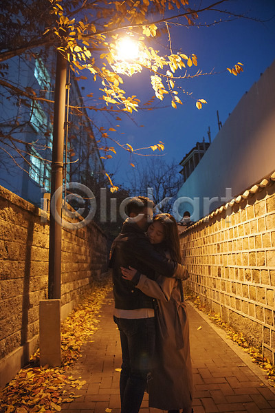 다정 20대 남자 두명 성인 성인만 여자 한국인 JPG 옆모습 포토 가로등 가을(계절) 거리 데이트 돌담길 빛 상반신 서기 야간 야외 조명 커플 포옹