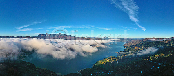 상승 신비 침묵 흐름 사람없음 JPG 포토 해외이미지 가로 가을 강 계절 공원 나무 날씨 내추럴 노란색 단풍 땅 모션 목재 몽환 물 뿌연 산 삼림지대 숲 아침 안개 야외 여행 연기 일출 잎 자연 초록색 층 파노라마 풍경 해외202008 해외포토 호수