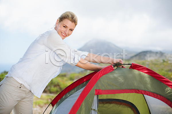 행복 20대 백인 성인 성인여자한명만 여자 한명 JPG 옆모습 포토 해외이미지 미소(표정) 서기 야외 응시 주간 캠핑 텐트 해외202008