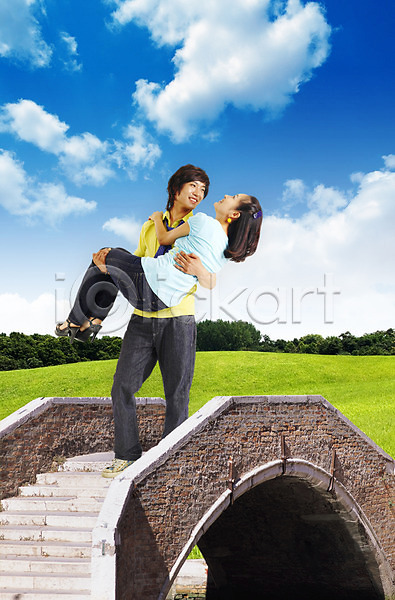 남자 두명 사람 여자 PSD 편집이미지 건축물 계단 구름(자연) 나무 다리(건축물) 숲 식물 야외 여행 잔디 전신 주간 초원(자연) 커플 하늘 휴가