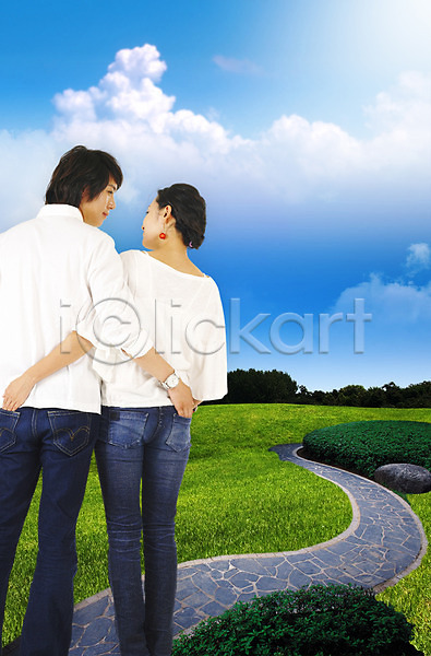산책 휴식 남자 두명 사람 여자 PSD 뒷모습 편집이미지 공원 구름(자연) 길 나무 서기 숲 식물 야외 여행 잔디 전신 주간 커플 하늘 휴가